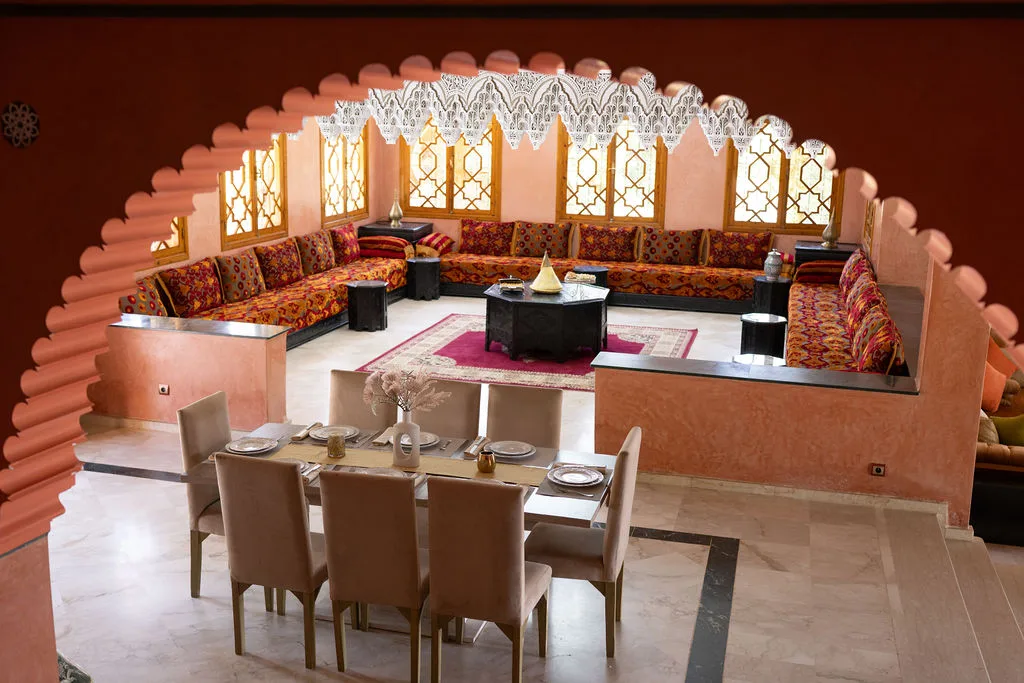 Salon de la Villa Dar Moudar — décoration marocaine, tadelakt et bois sculpté