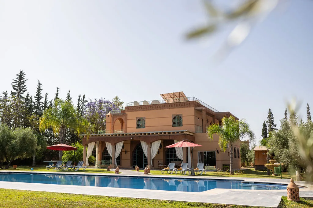 Villa Dar Moudar — extérieur avec piscine et vue sur l'Atlas, location de villa de luxe à Marrakech