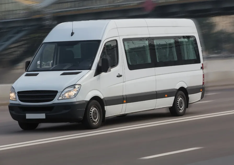 Transfert aéroport en mini-bus — expérience proposée par la Villa Dar Moudar, location de villa de luxe à Marrakech