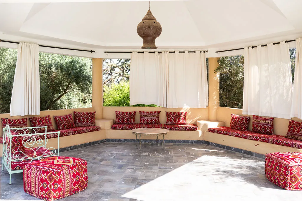 Salon de jardin face à la piscine — Villa Dar Moudar Marrakech