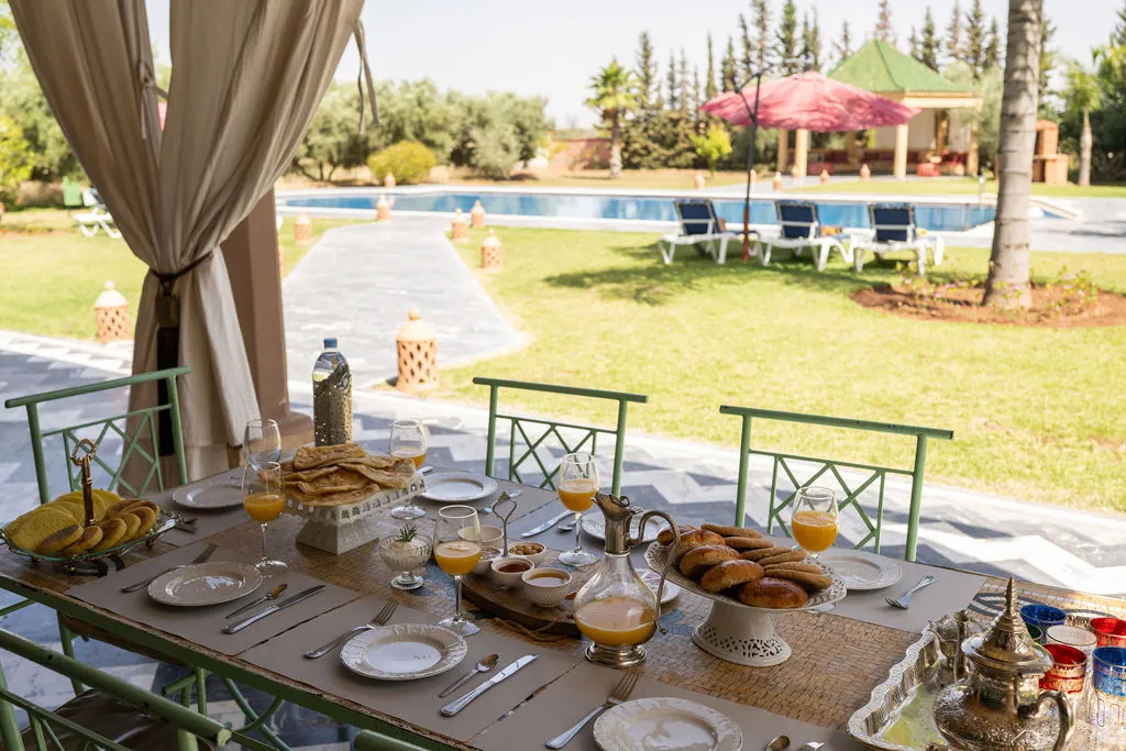 Petit-déjeuner vue piscine — Villa Dar Moudar Marrakech