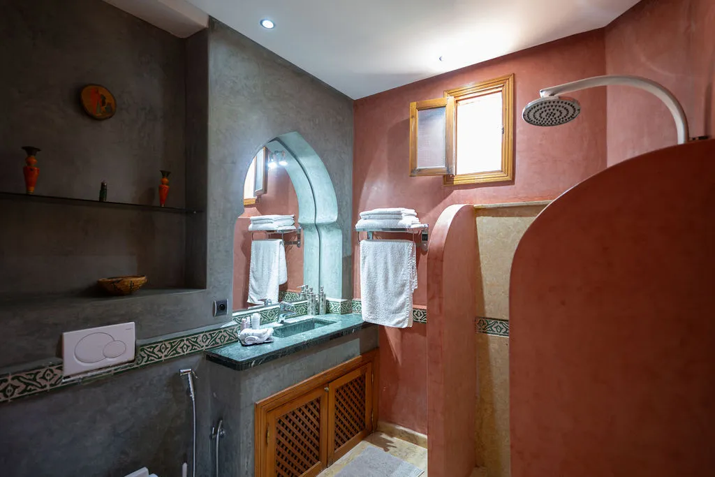 Salle de bain en tadelakt — Villa Dar Moudar Marrakech