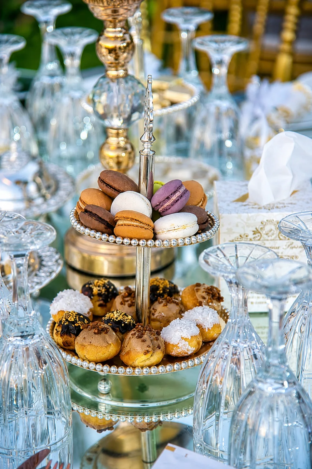 Dressage raffiné — pièce montée de macarons et choux, cristallerie, mariage de luxe à la Villa Dar Moudar