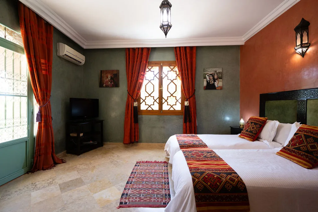 Suite Oranger — chambre vert et ocre ouverte sur le jardin